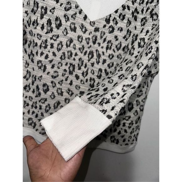 Vince Camuto Animal Print V Neck Long Sleeve Sweater Size S - Picture 3 of 4
